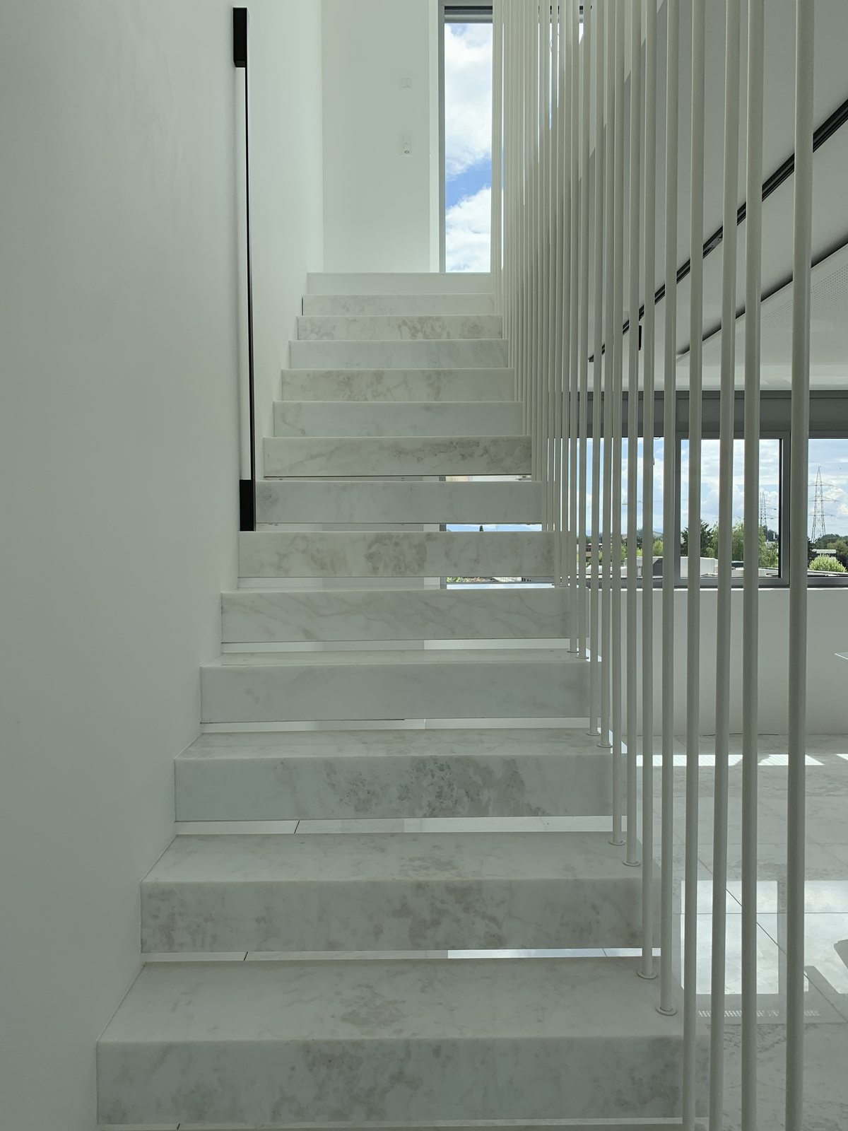 Escalier suspendu sur mesure — Pierre & métal