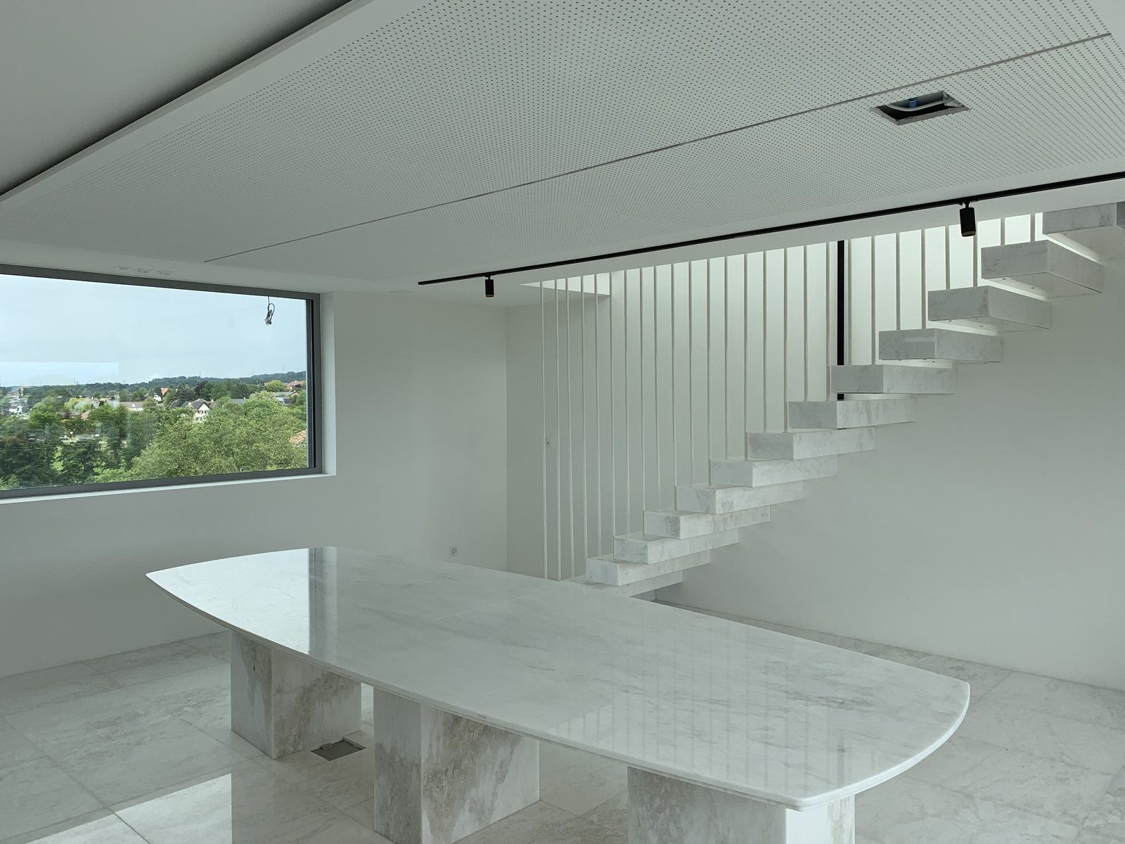 Escalier suspendu sur mesure — Pierre & métal