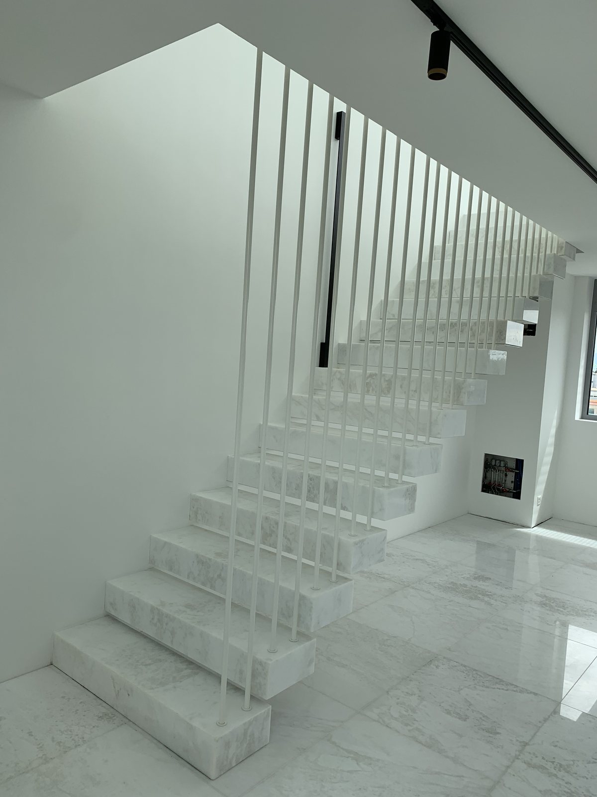Escalier suspendu sur mesure — Pierre & métal