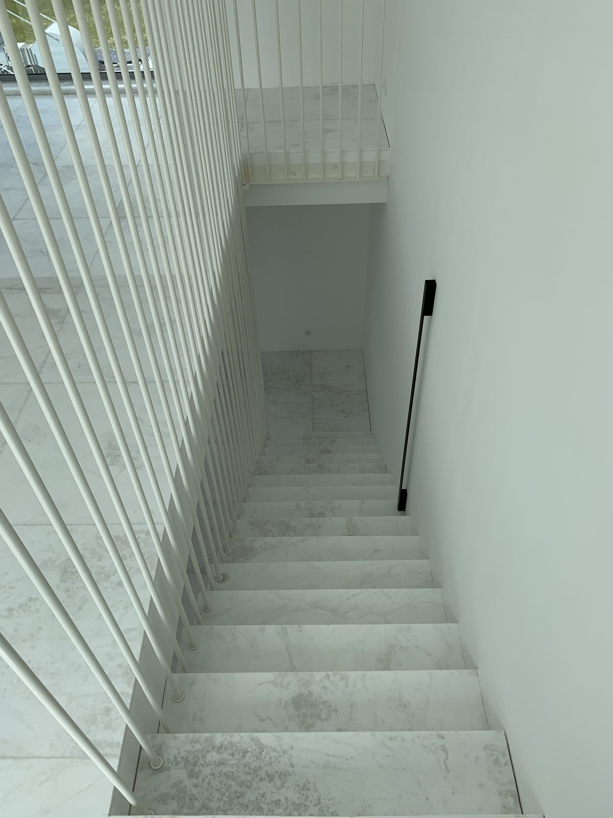 Escalier suspendu sur mesure — Pierre & métal