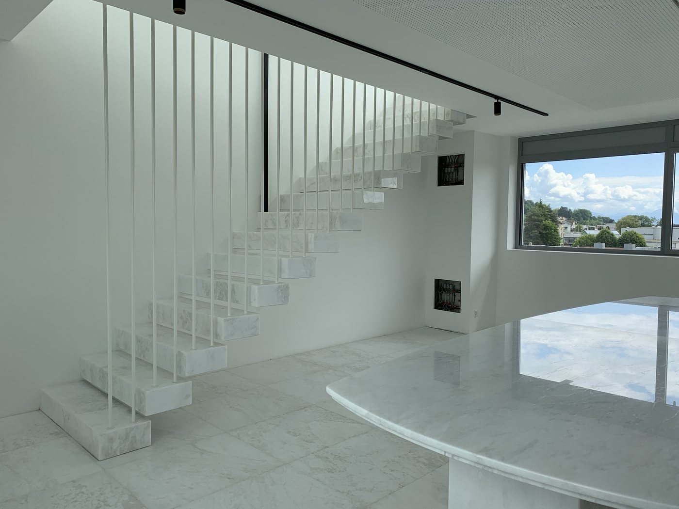 Escalier suspendu sur mesure — Pierre & métal