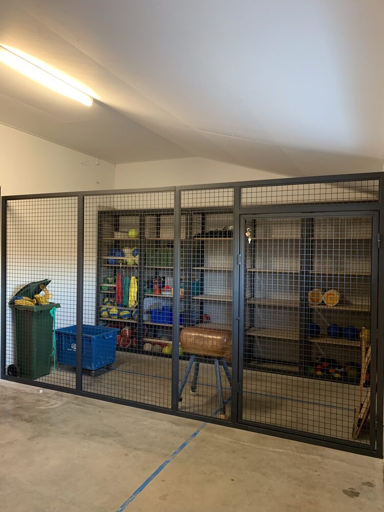 Local de rangement grillagé — Grande salle de Montagny
