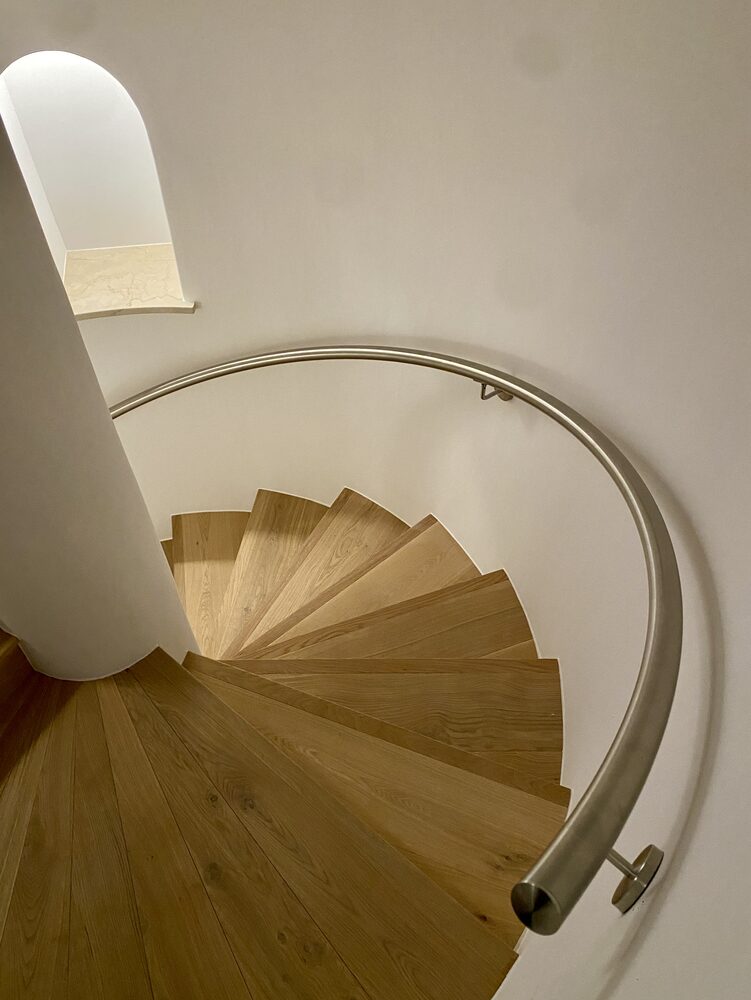 Main courante inox — Escalier hélicoïdal, Cologny